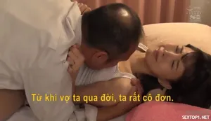 Cô nàng van xin cấp trên đừng đuổi để kiếm tiền đóng học phí cho bạn trai