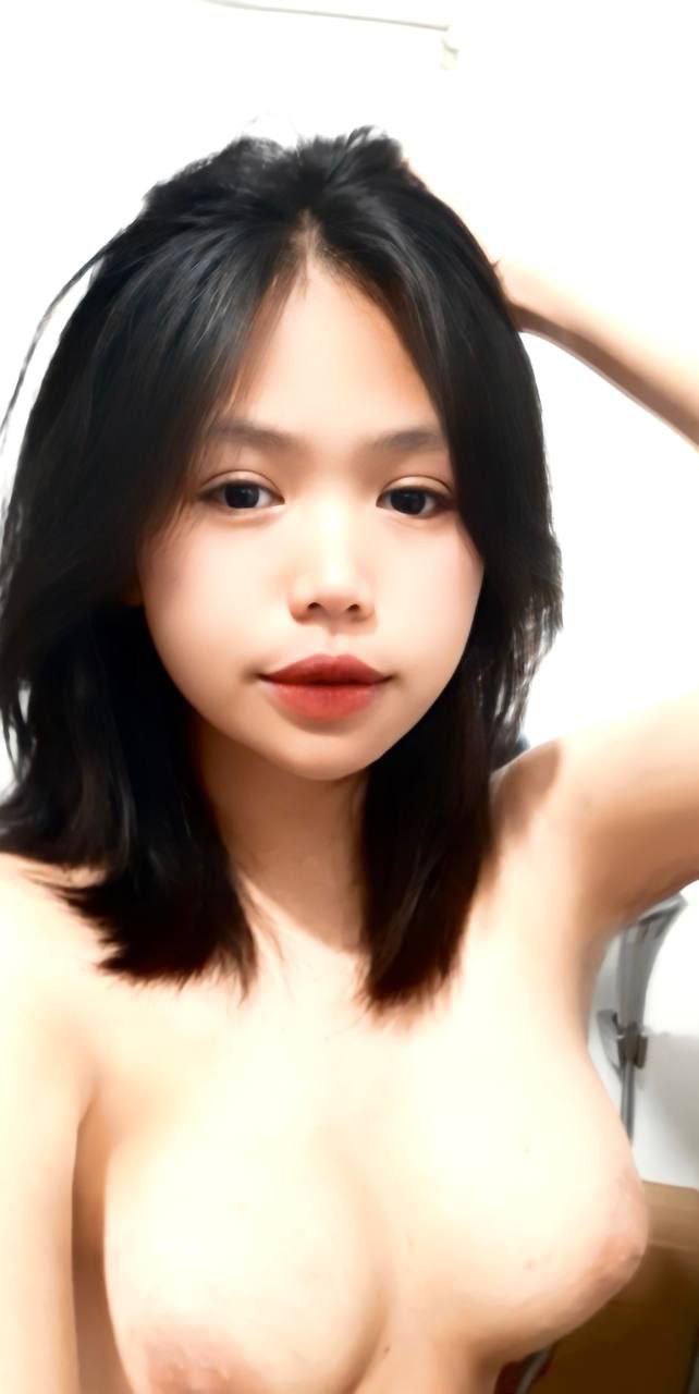 Cô dâu chú rễ tranh thủ trước giờ làm lễ