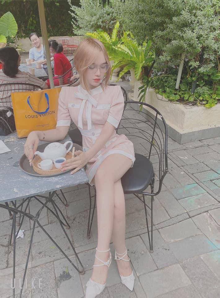 Bú cái lồn hồng hào của em trong phòng khách